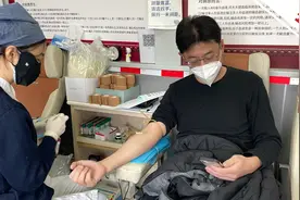 实拍北京街头采血点：外卖小哥排队献血 多位市民阳康后专程赶来视频封面