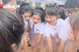 同事回应校长跳女团舞走红：校长45岁，已是第五年参与视频封面