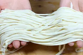 想吃手擀面不用出去买，教你在家做，筋道爽滑不粘锅，收藏了视频封面