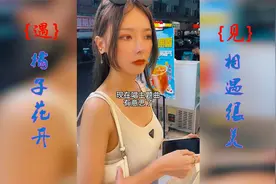 小伙早上起床着急没穿衣服就上厕所，忘记有女室友，这下可尴尬了视频封面
