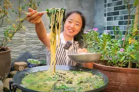农村媳妇压绿豆面条，配上鲜芝麻叶，面香汤美喝一瓢真带劲视频封面