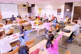 帅小伙到女校上学，一进班里就被全班女生围观，想想都觉得好兴奋视频封面
