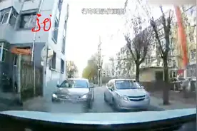 两车相遇 互不相让 堵了一排车视频封面