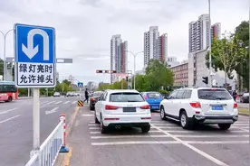 路口掉头，要不要越过斑马线？交警：做错了扣3分罚款200元视频封面