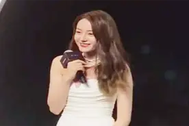 热巴的“牛奶裙”有多紧？走路迈不开腿，蝴蝶背成最大亮点视频封面
