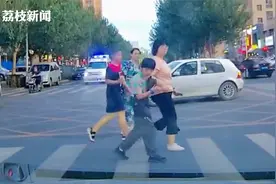 小绅士！车主礼让行人获男孩脱帽鞠躬感谢视频封面