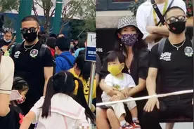 汪峰章子怡一家5口罕见同游，小儿子首次露出正脸，长得像汪峰视频封面