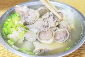 三明小哥专注牛系列小吃，烹制牛鞭更是高手，一份20元好吃到爆视频封面