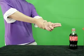 神奇魔术：不用手，如何打开密封的可乐？高手10秒做到