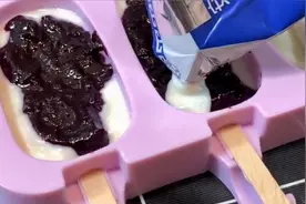 自己在家做蓝莓夹心雪糕，新手也能一次成功，越吃越想吃！