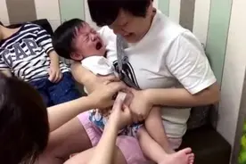 妈妈带宝宝去打针，小娃被妈妈按在怀里不得动弹，疼的哇哇大哭视频封面