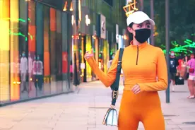 街拍：穿瑜伽健身服的美女，看身材训练有素，对拍照也是一丝不苟视频封面