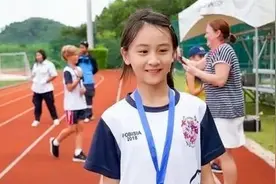 12岁森碟成“人间腿精”，身高吓坏网友：田亮，管管你女儿吧！视频封面