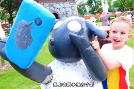 兄弟发现两只超级大榴莲，还有巨型苹果核，巨型水果游乐场真好玩视频封面