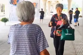 104岁妈妈到车站接77岁女儿，像个孩子一路小跑，画面太温馨视频封面