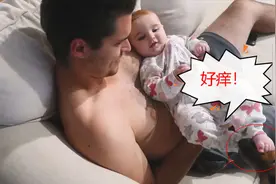 狗子偷偷舔着萌娃的小脚丫，就看萌娃之后的反应，太逗了视频封面