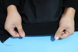 羽绒服领口脏了别用水洗，教你一招，比洗衣店洗的还干净，真实用视频封面