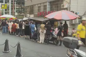 柳州：螺蛳粉美食带“火”柳州 外地游客络绎不绝视频封面