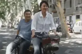 闫妮张嘉益，再度两手饰演夫妻，中年的爱情也好香丨文报视频封面