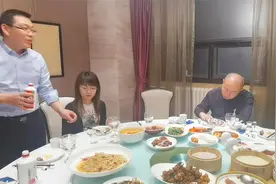 酒桌“倒酒”有讲究，不懂别乱倒，别丢人了还不知道......视频封面