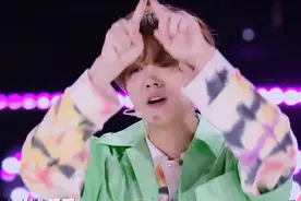 谁跳主题曲更“烈”？lisa自信十足王一博甜美十足，鹿晗尴尬不已视频封面