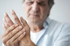 手指发麻是疾病的信号？医生提醒：出现这些症状，需当心四种疾病视频封面