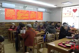 用实际行动回报老年人，济南有一家“爱心快餐店”视频封面
