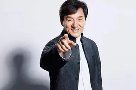 成龙亲自搬运防疫物资支援香港，向香港捐赠快速检测盒等防疫物资视频封面