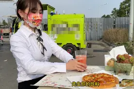 你们还记得这个骑三轮车上门洗车的小女孩么视频封面