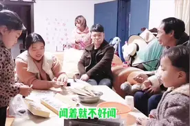 媳妇从云南旅游要回来，一家人着急忙慌去相接，看看都带的啥礼物