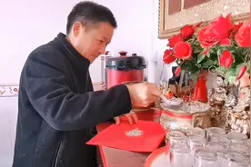 家里烧剩的香炉灰，看农村爸爸是怎么处理的？这方法真少见！视频封面