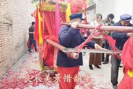 实拍农村新娘坐花轿，敲锣打鼓徒步接亲，鸣炮吹唢呐一样不少！视频封面