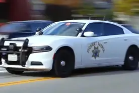 美国加州高速巡警少见的白色道奇战马警车紧急出动