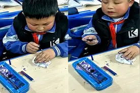 萌娃听写前修钢笔弄得满手墨水，看得老师哭笑不得视频封面