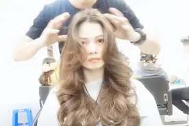 过年烫发怕老气，就选大波浪，优雅时尚最具女人味视频封面