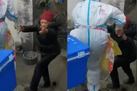 广西医护入户为瘫痪阿婆做核酸，遇湿滑台阶 ，暖心奶奶伸手搀扶视频封面