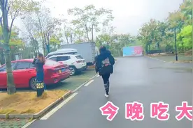 单身男女结伴自驾游，合伙200元买了只鸡，晚上准备大吃一顿视频封面