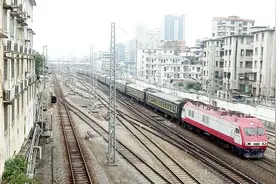京广铁路韶关东站：海口-上海南K512次韶关东站2站台发出