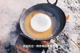 为什么锅里有水时不能倒油？看完小伙实验操作，控干水真的太重要视频封面
