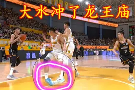 详情回顾！2分1篮板，吴骁替补3分钟“误伤”胡金秋给辽宁送大礼视频封面
