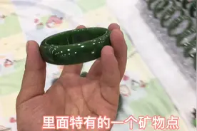 碧玉老料的手镯 碧玉菠菜绿  这个手镯可以 过灯起阳绿的效果视频封面