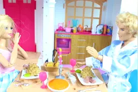 女孩芭比娃娃玩具玩偶的粉色卧室娃娃屋，芭比公主模拟人生的游戏视频封面