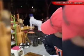 男子半夜街头跪凳上跳舞？朋友：吃面时腰椎病犯了，在做康复运动视频封面