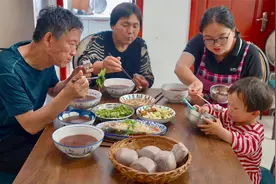 早饭妈妈做4个菜，蒸鱼炒豆角，小天天给大家表演节目！视频封面