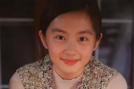 黄磊女儿《水中之书》首演成功，忧郁眼神惹人疼，曾被弟弟喊女狼视频封面