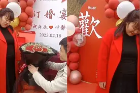 女子订婚宴上，被男友跪地送花满脸娇羞，看到身后彩礼瞬间懂了！视频封面
