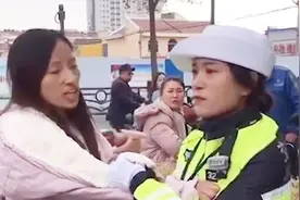 连云港一女子不走人行道 女辅警上前劝阻反被辱骂殴打 哭得好心疼视频封面
