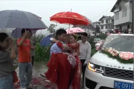 贵州农村一小伙迎亲，新娘下车抱着进家了，正在拜堂成亲视频封面