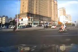 是谁闯红灯？看了5遍都不明白，司机都看看视频封面