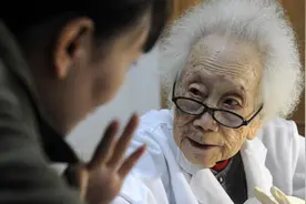 98岁坐诊，70年不开超百元药方，“抠门”神医胡佩兰视频封面